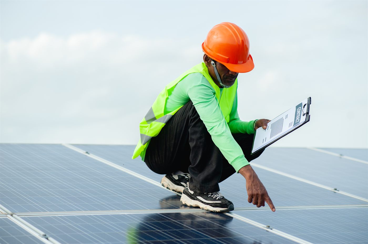 Installation de panneaux solaires en gros plan